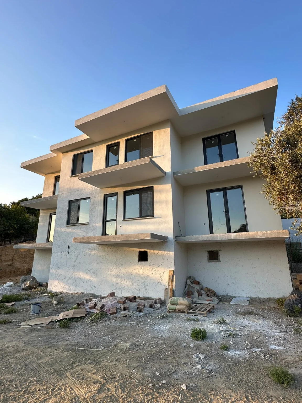 Gökçeada Nirvana PVC pencere montajı tamamlanan konut cephesi