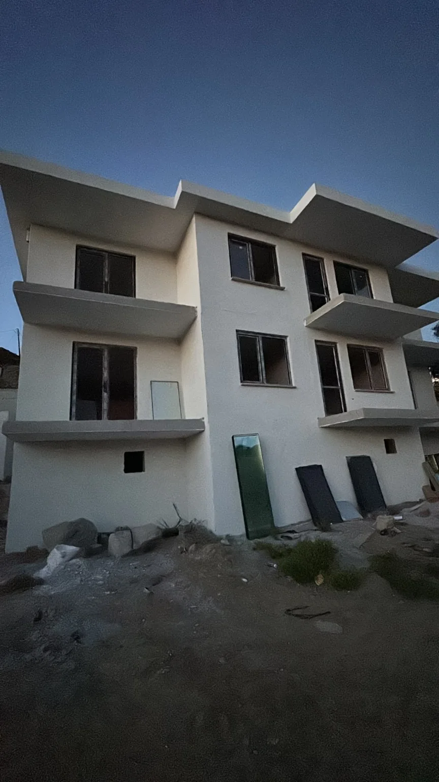 Gökçeada PVC pencere uygulamasının yan cephe görünümü